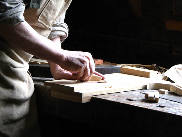 Nacemos de la influencia y formación  heredada en el sector de la <strong>carpintería de madera y ebanistería  en Camós.</strong>